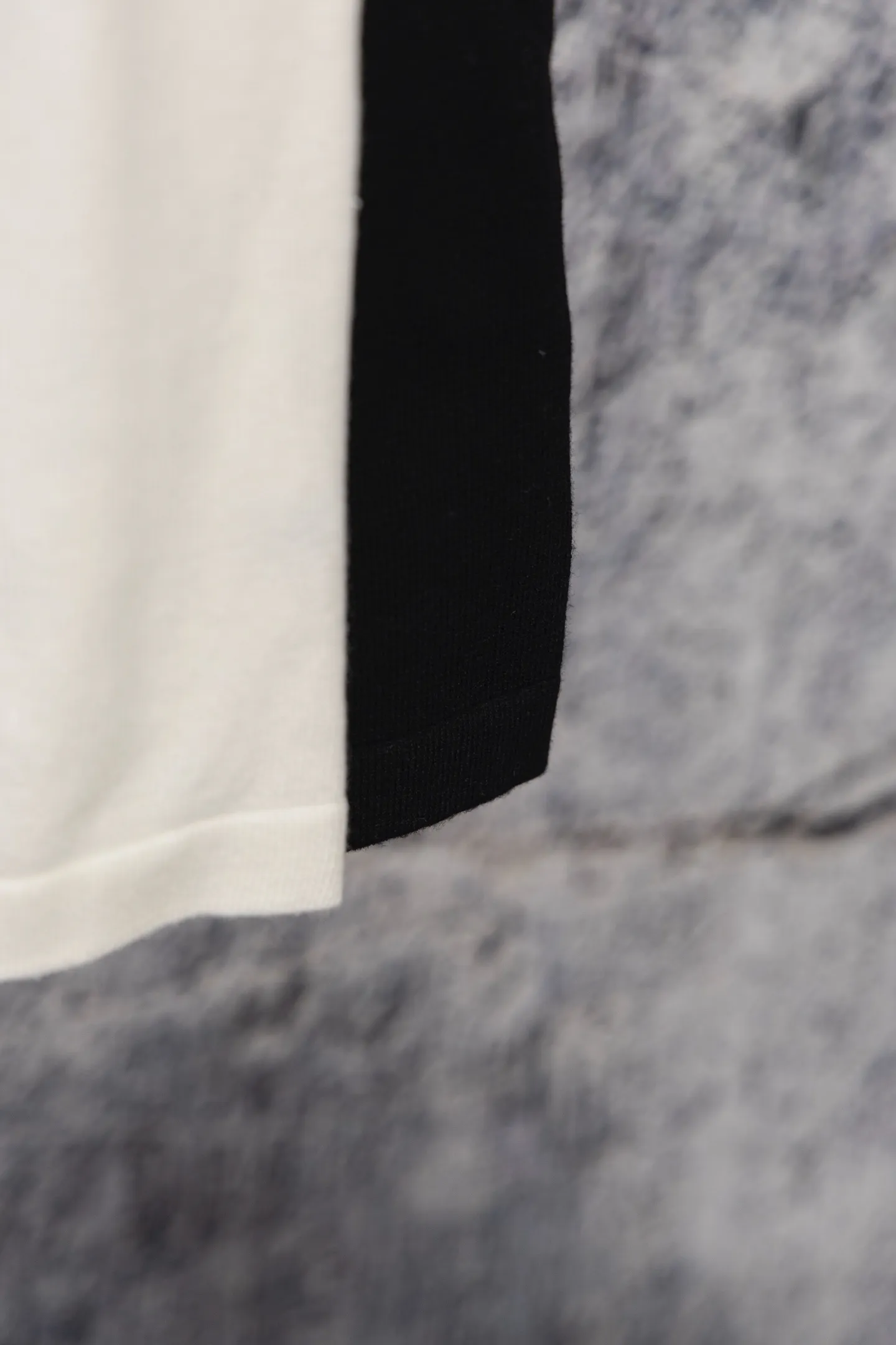P190 Chrome Hearte/Chrome Heart 25SS CH fall raglan color-blocked round neck T-shirt long sleeves, classic horseshoe Sanskrit print, inner wear, pure cotton fabric is close to the body and very comfortable, simple but not simple, be careful. I love the style, it is still simple and loose, oversize style, comfortable fabrics and loose and friendly tailoring. The long-sleeved T-shirt is so easy to wear, especially in a season like the beginning of spring. If you don’t know what to wear, then it is the best choice. The version that you can wear with your eyes closed. Color: Gray White Size: SML
